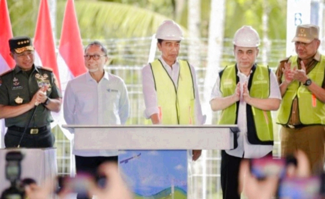 Presiden Jokowi saat meresmikan langsung Satelit Satria 1 dan BTS 4G langsung dari Bowombaru Utara, Kecamatan Melonguane Timur, Kabupaten Talaud, Kamis (28/12) kemarin.