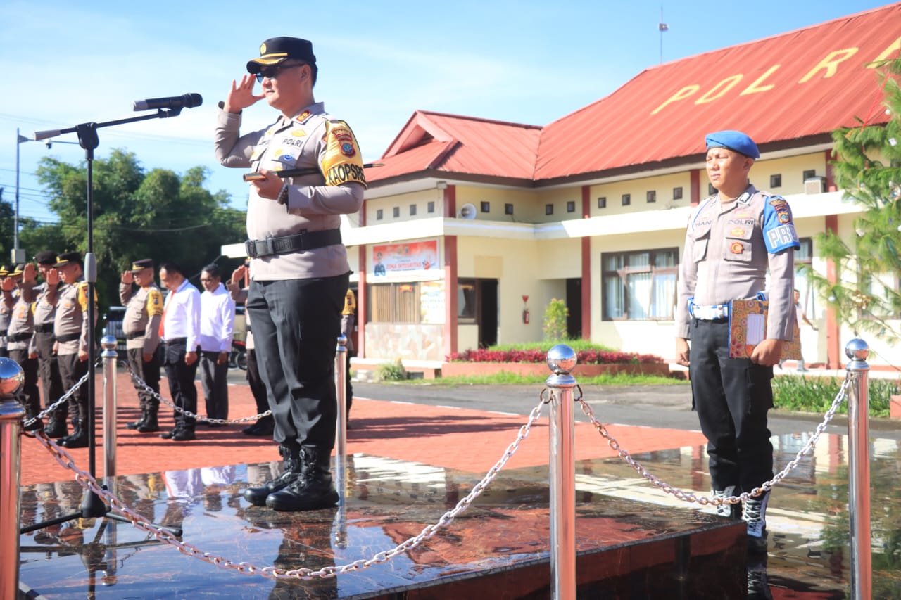 PIMPIN LANGSUNG: Kapolres Tomohon AKBP Lerry Tutu SIK MM saat memimpin Upacara Kenaikan Pangkat, Sabtu (30/12/2023). Dok istimewa