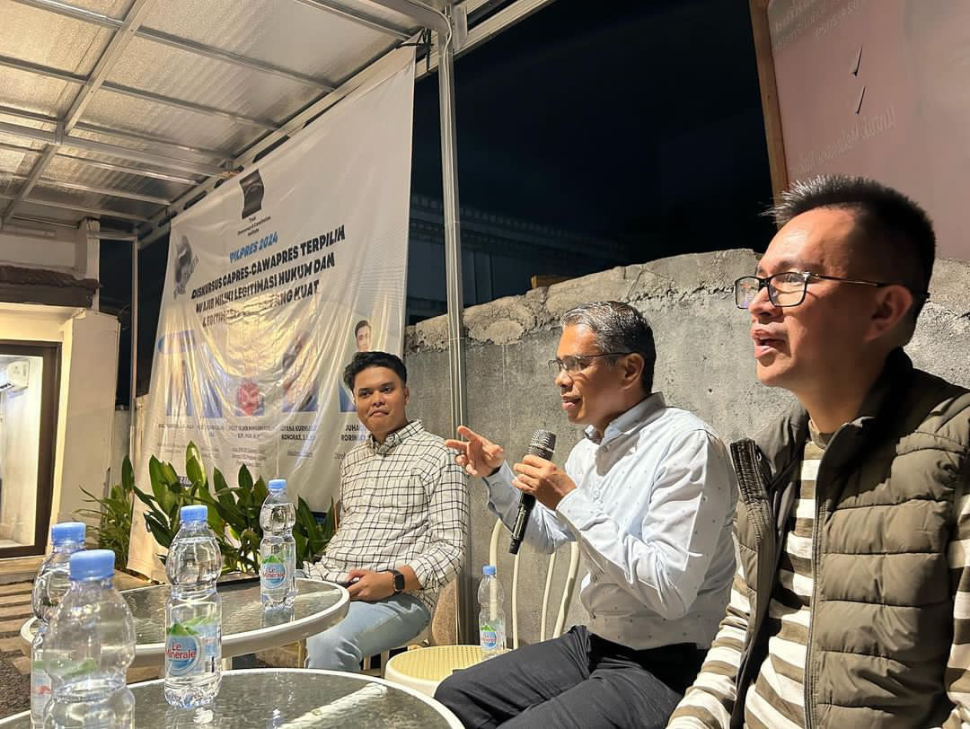 Prof Delmus Puneri Salim PhD (tengah) saat menjadi pembicara dalam diskusi Diskursus Capres-Cawapres Wajib Miliki Legitimasi Hukum & Legitimasi Politik Yang Kuat (Istimewa)