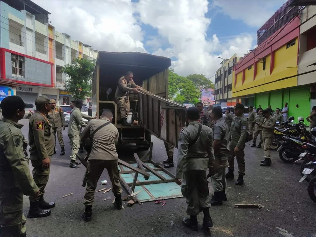 Penertiban terhadap lapak-lapak pedagang yang melanggar aturan