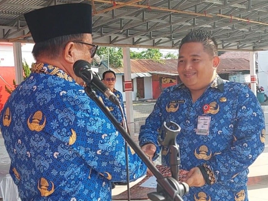 Wali Kota Bitung Maurits Mantiri saat menyerahkan SK kepada Plt Inspektur Kota Bitung Febri Sambode.