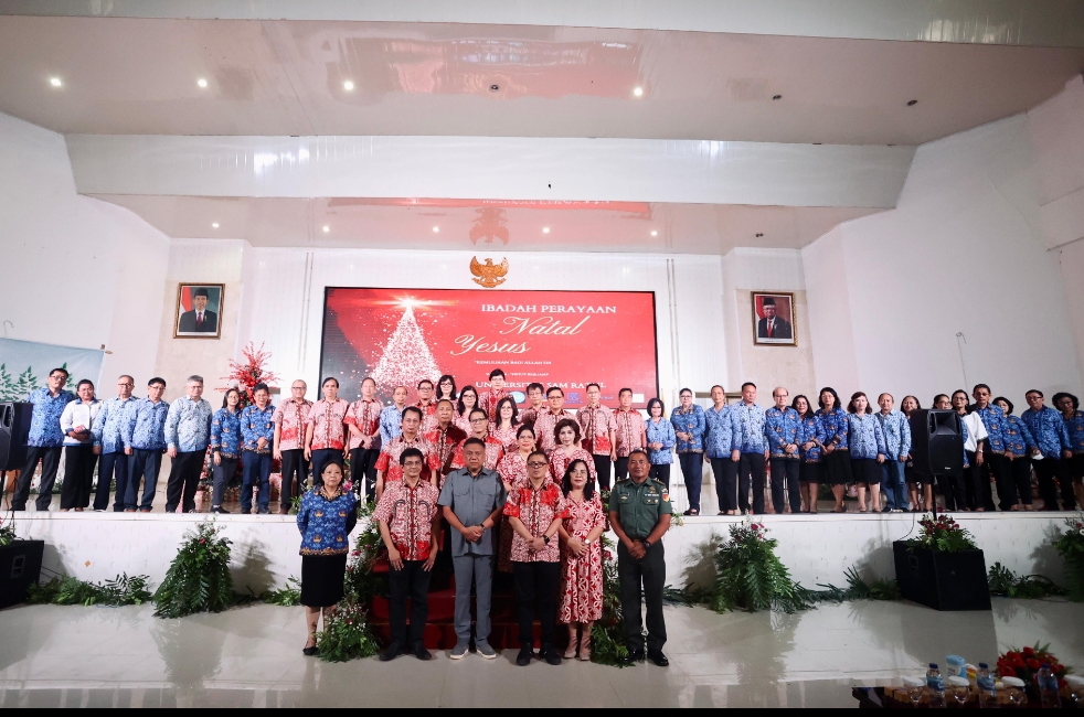 SUKACITA NATAL : Gubernur Olly Dondokambey bersama seluruh keluarga besar civitas akademika Unsrat, menyambut sukacita Natal dengan beribadah bersama di Auditorium