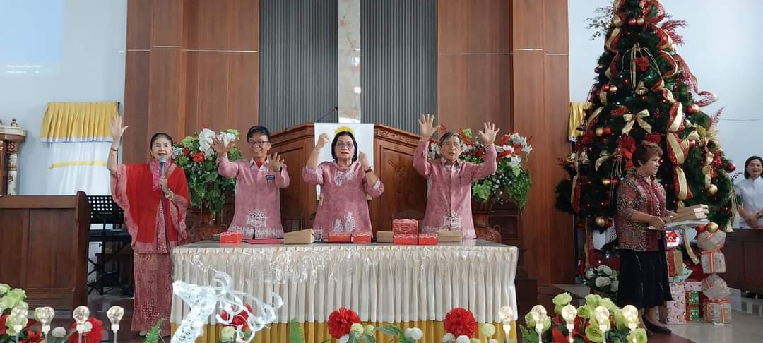 SUKACITA MELAYANI: Pengurus Kelompok Pelayanan Lanjut Usia (PKPL) Sinode GMIM gelar Ibadah Syukur Awal Tahun dan Penjabaran Rayon 1-16 di Tahun 2024, di GMIM Baitel Girian Bitung, Sabtu (06/01/24).