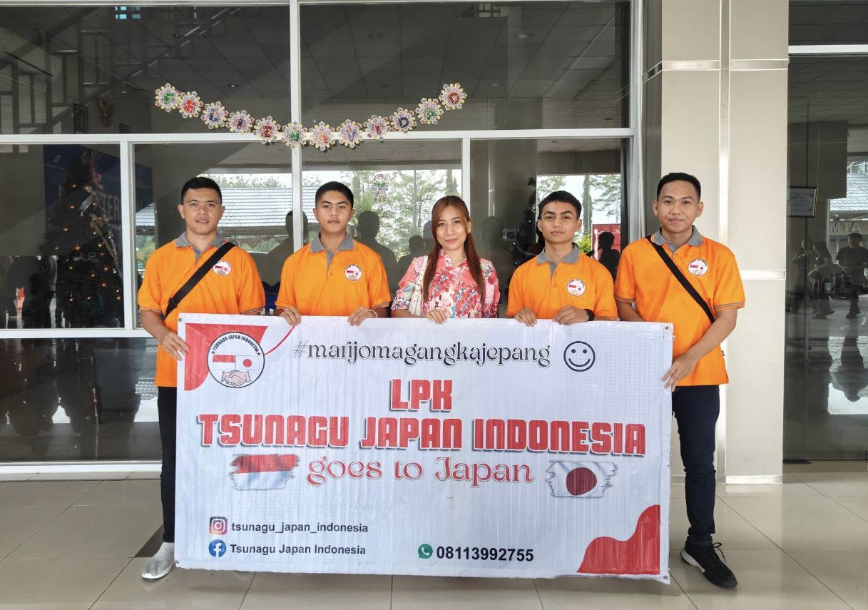 Pimpinan LPK Tsunagu Japan Indonesia Liony Leontin Mongi, bersama 4 calon pemagang yang diberangkatkan ke Jepang.