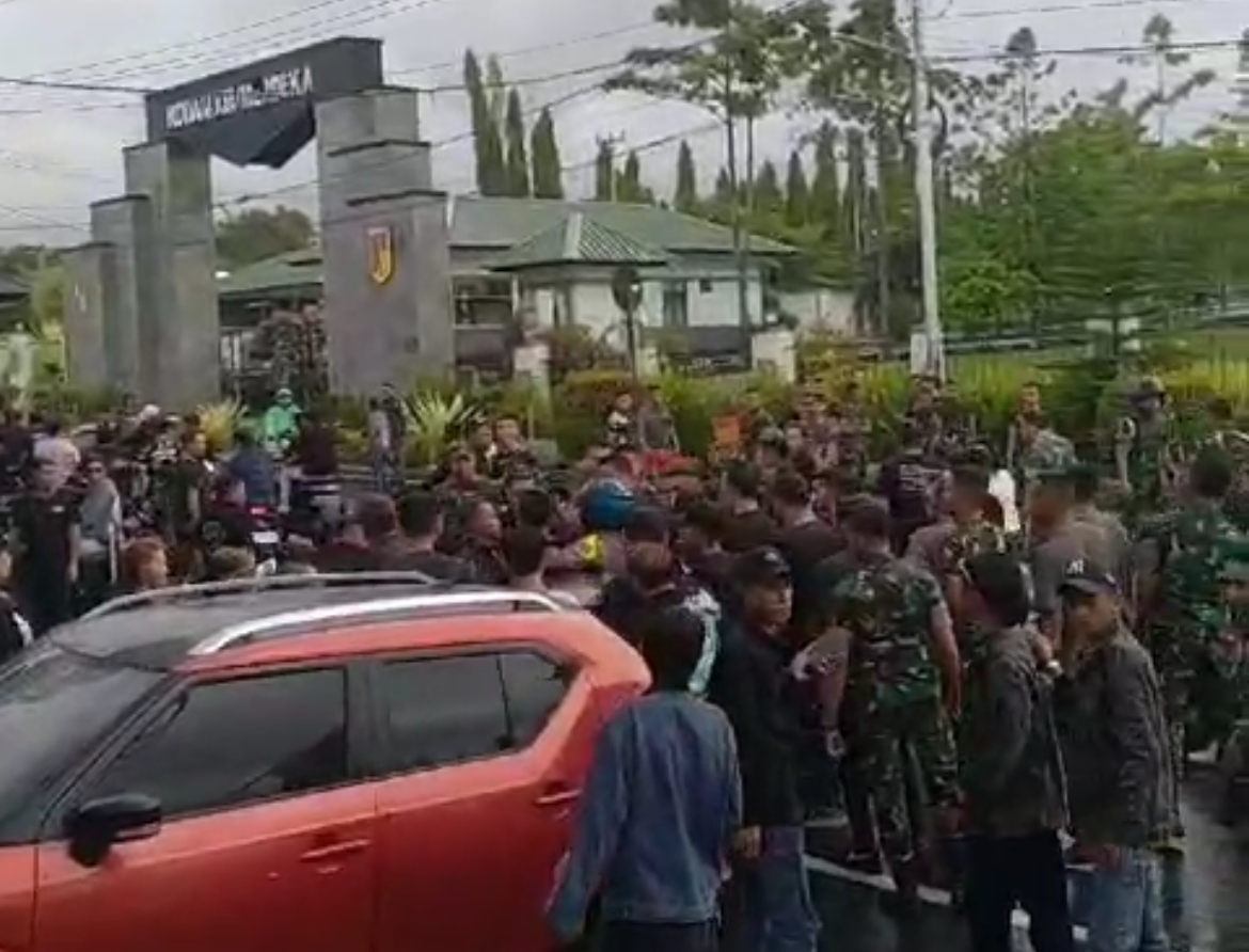 Screenshot ricu di depan Kodam XIII/Merdeka, Teling, Manado, Sulut. Dipicu oleh ulah oknum pengiring yang memakai motor knalpot brong dan dipengaruhi miras.