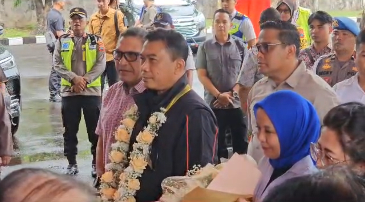 Selamat Datang di Sulawesi Utara, Kapolda Sulut yang Baru Irjen Pol Yudhiawan. Baru saja mendarat pesawat yang ditumpangi di Bandara Sam Ratulangi Manado