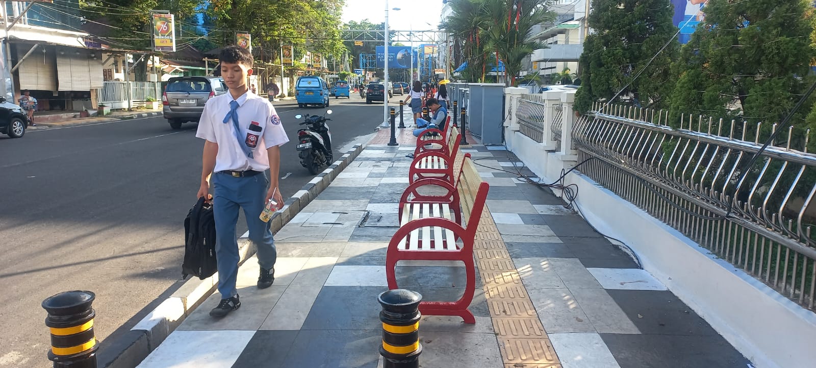 Warga masyarakat menikmati fasilitas pedestrian modern di Kota Manado.
