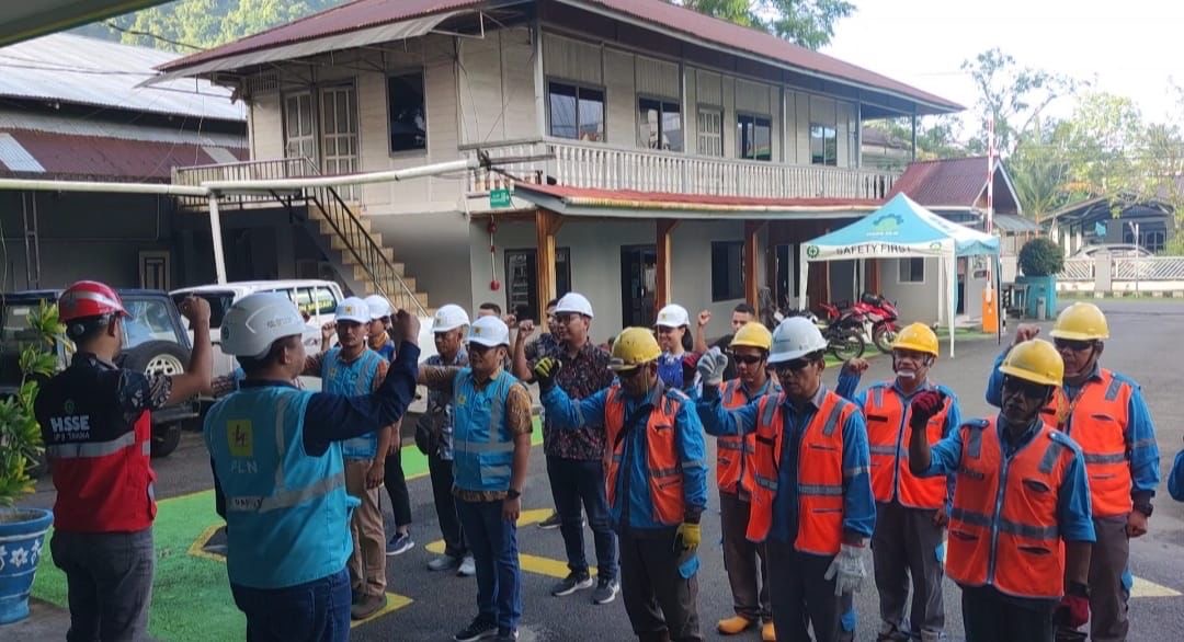 Sebagian petugas PLN UP3 Tahuna yang bersiaga mengamankan keandalan listrik di musim penghujan.