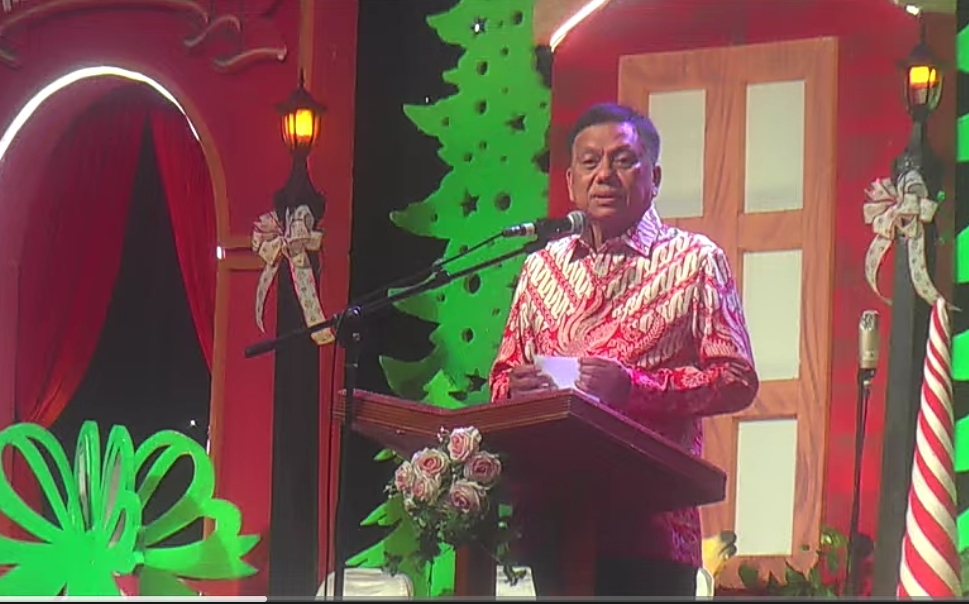 Ketua Umum Panitia Perayaan Natal dan Syukur Tahun Baru serta Temu Alumni Unsrat Prof Dr (Hc) Olly Dondokambey saat memberikan sambutan kapasitas sebagai Gubernur Sulut