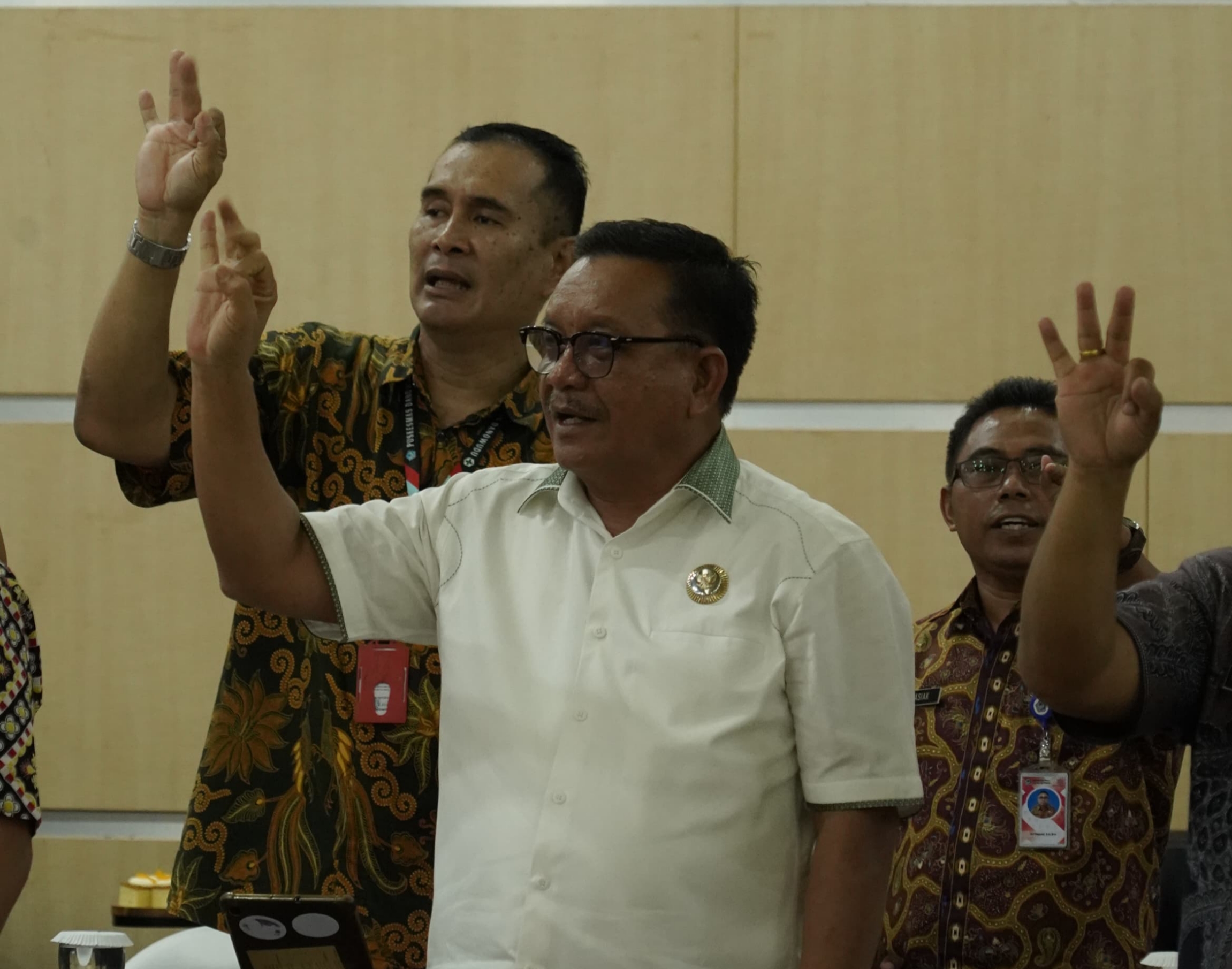 Wali Kota Bitung Maurits Mantiri turut menjadi peserta dalam kegiatan ini, duduk bersama seluruh peserta lainnya dan antusias mengikuti seluruh materi.