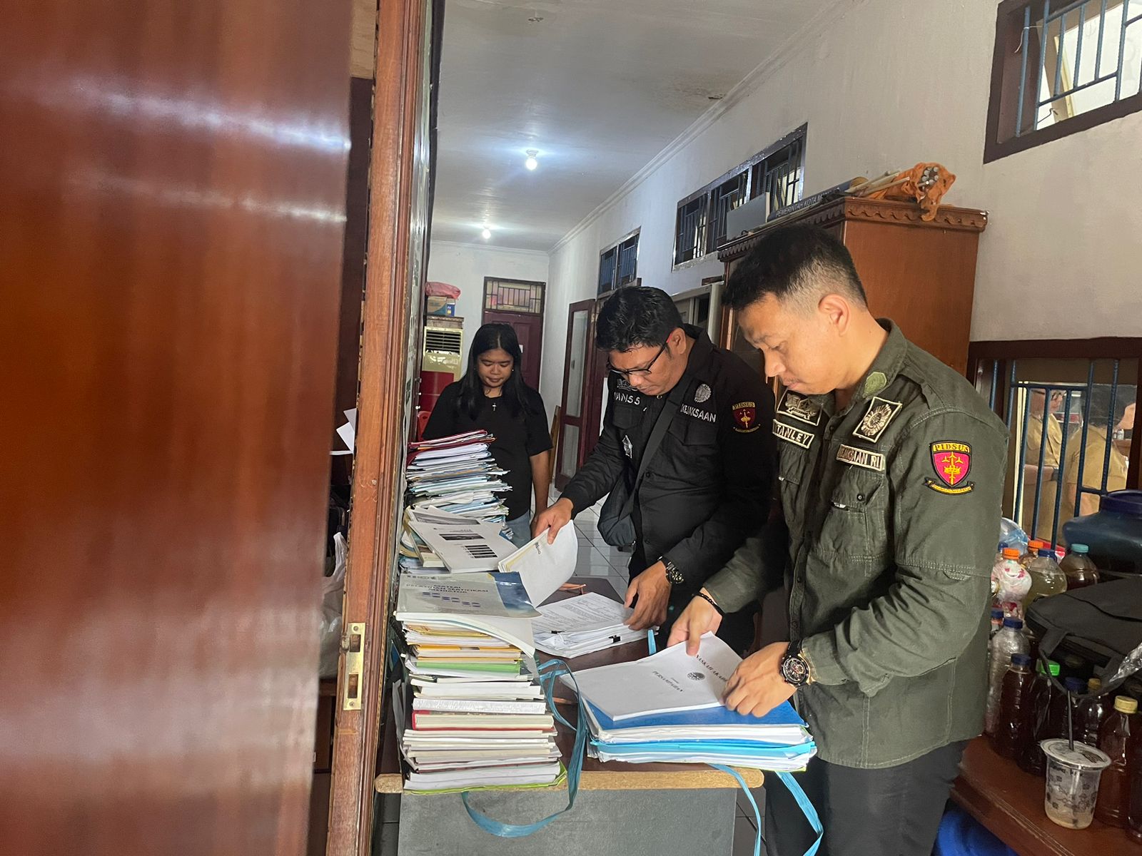 Tim Kejari Manado sewaktu melakukan pemeriksaan di Kantor DLH Kota Manado