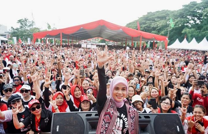 Siti Atiqoh Supriyanti, istri Capres Ganjar Pranowo bersama warga di Manado, Sulut berolahraga senam, Rabu (17/1) Pohon Kasih Kawasan Mega Mas.