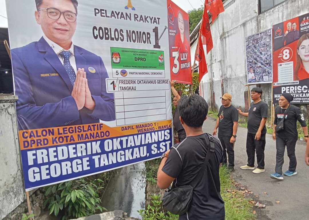 Personel Satpol PP mengamankan APK yang ditempatkan tanpa izin dari pemilik lahan.