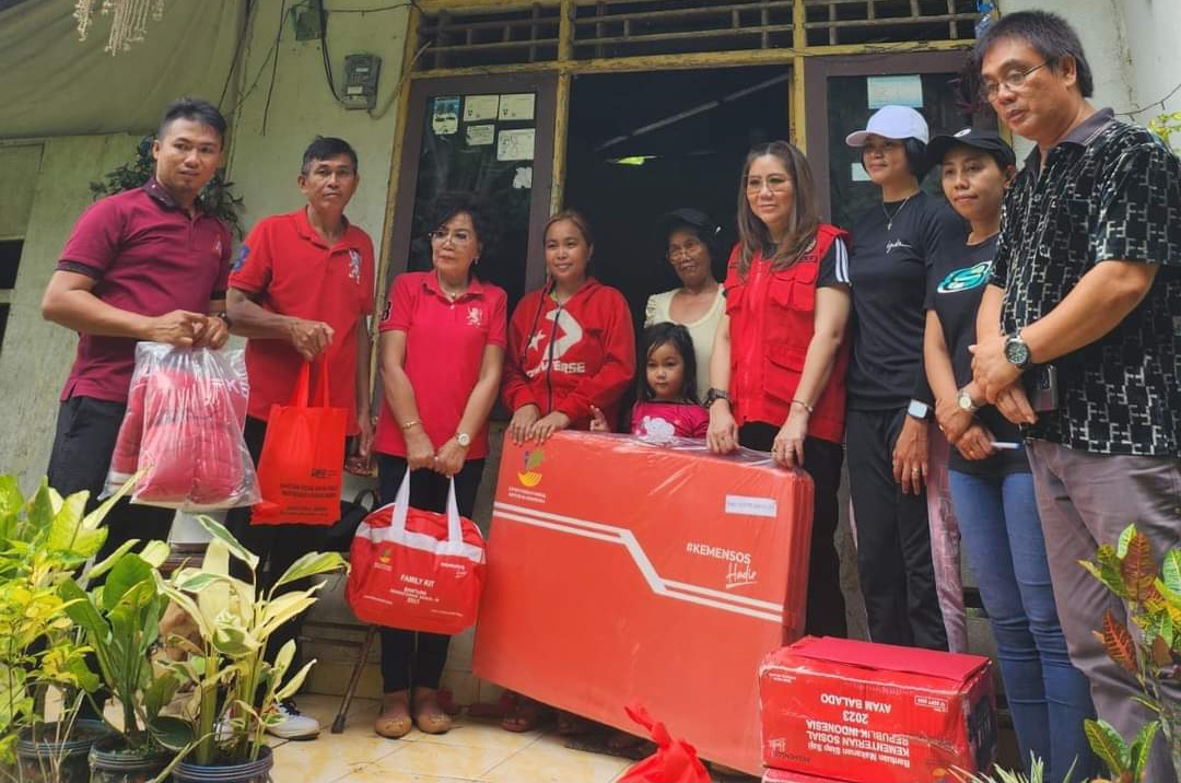 Penyaluran bantuan kepada keluarga terdampak tanah longsor di Kelurahan Tingkulu.