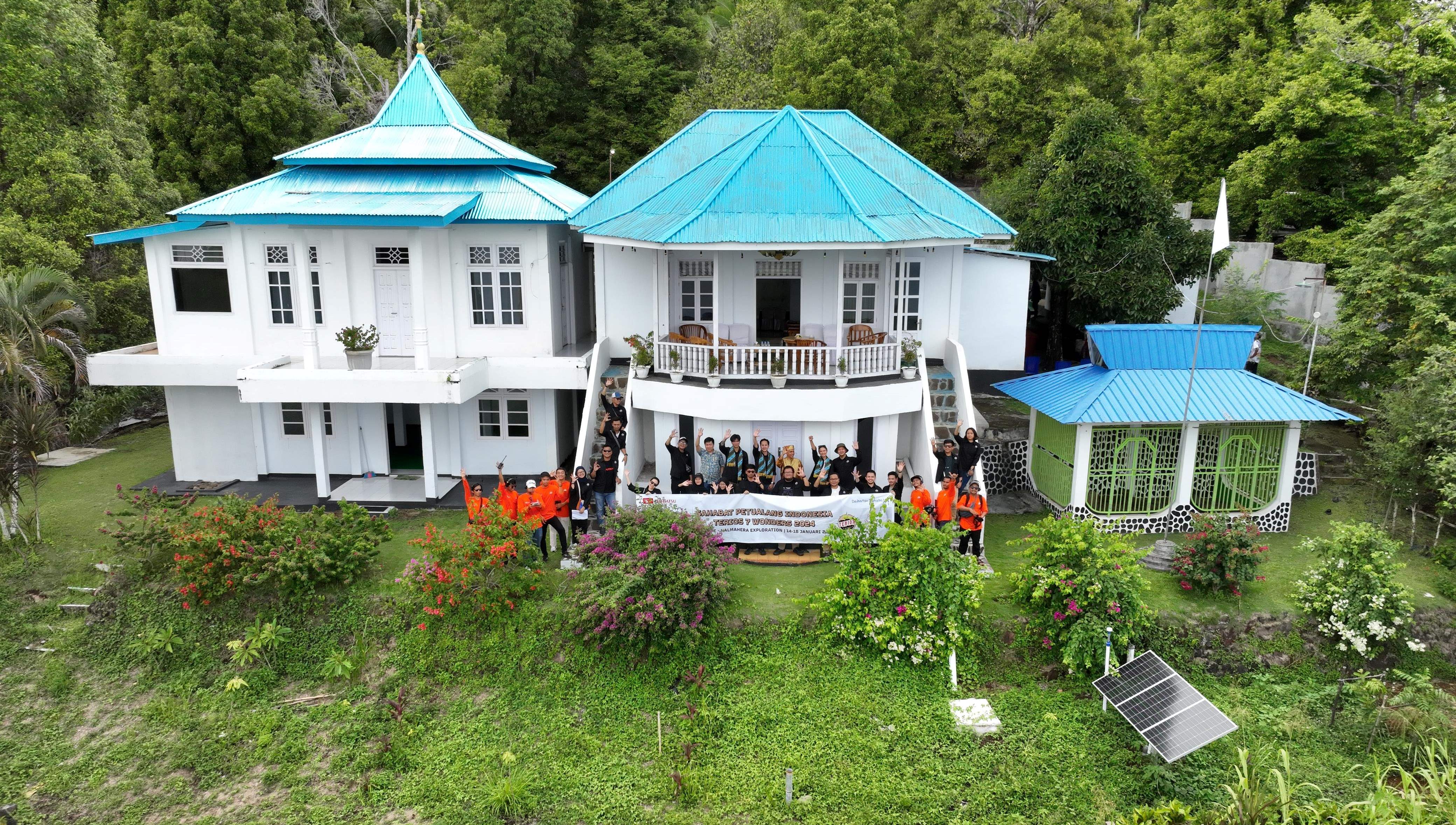 Tim ekspedisi Terios 7 Wonders di Kedaton Kecil Buku Bendera, Ternate, Maluku Utara