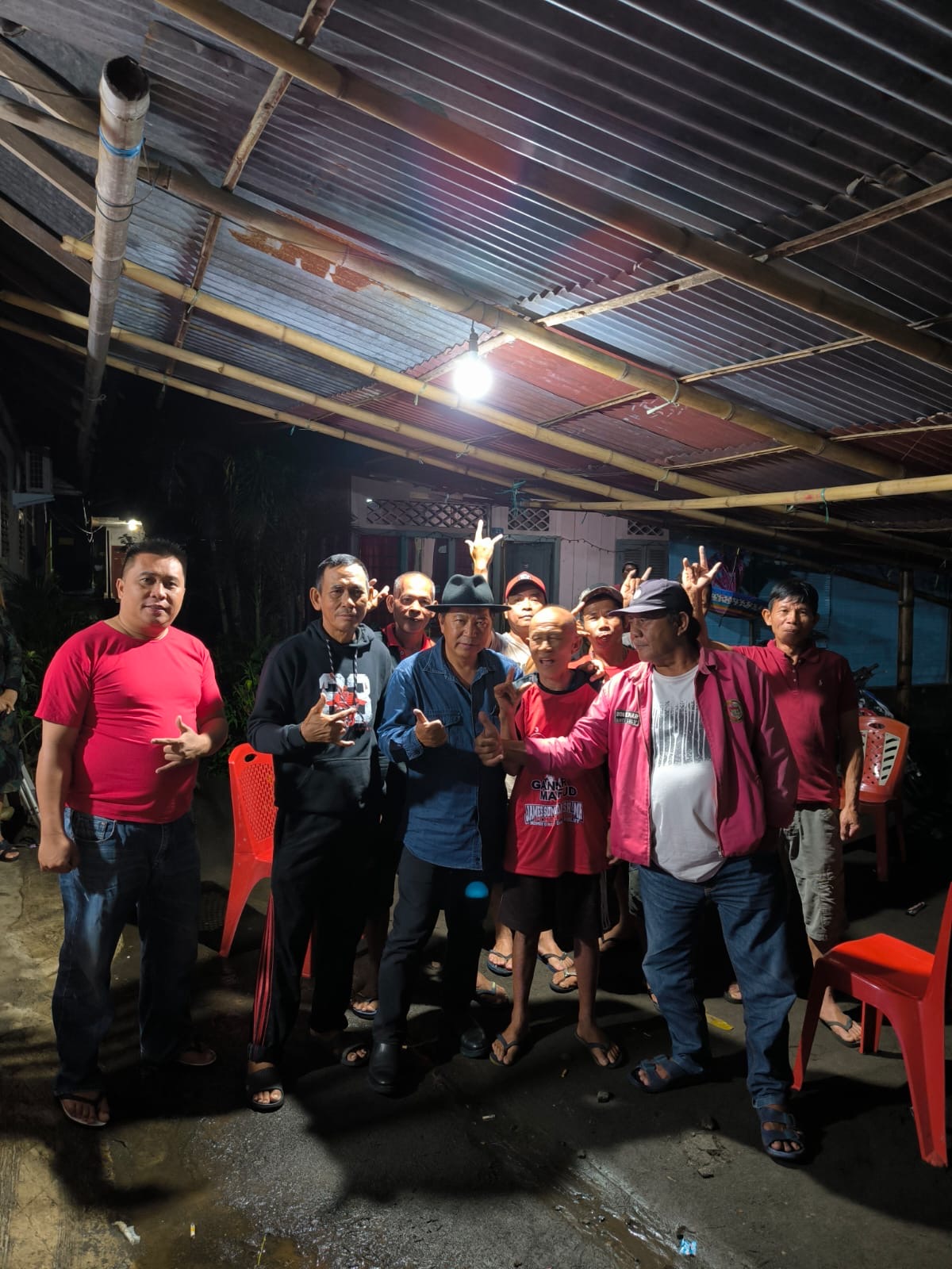James Sumendap bersama pendukungnya di Minahasa Selatan.