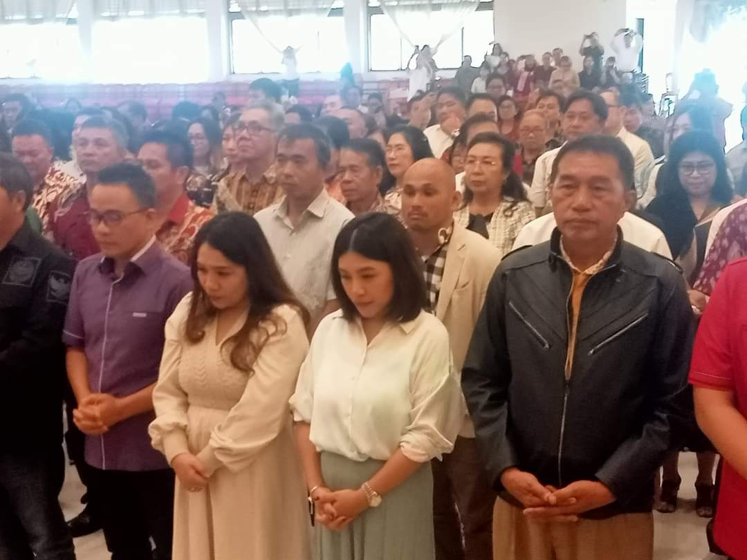 DIDOAKAN: Melisa Gerungan dan Kristi Karla Arina dalam suasana ibadah pengutusan di GMIM Inspirasi Tomohon.