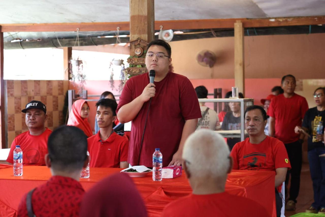 Rio Dondokambey bersama kaum disabilitas di Minahasa Selatan.