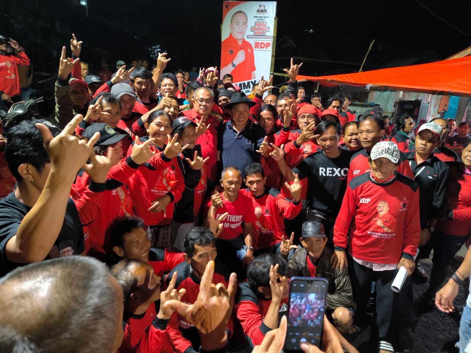 James Sumendap bersama pendukungnya di Minahasa Selatan.