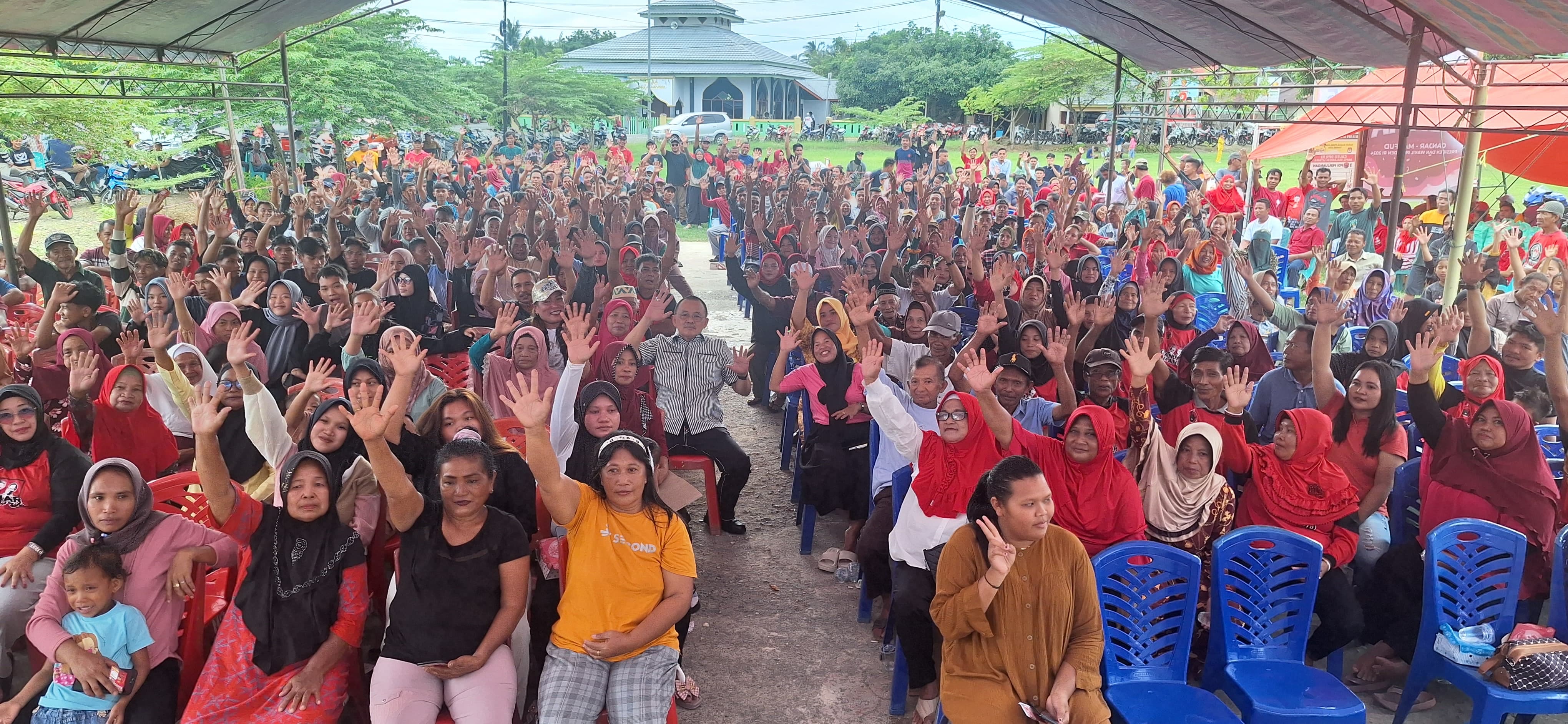 Wenny Lumentut berada di tengah-tengah pendukungnya di Boltim.