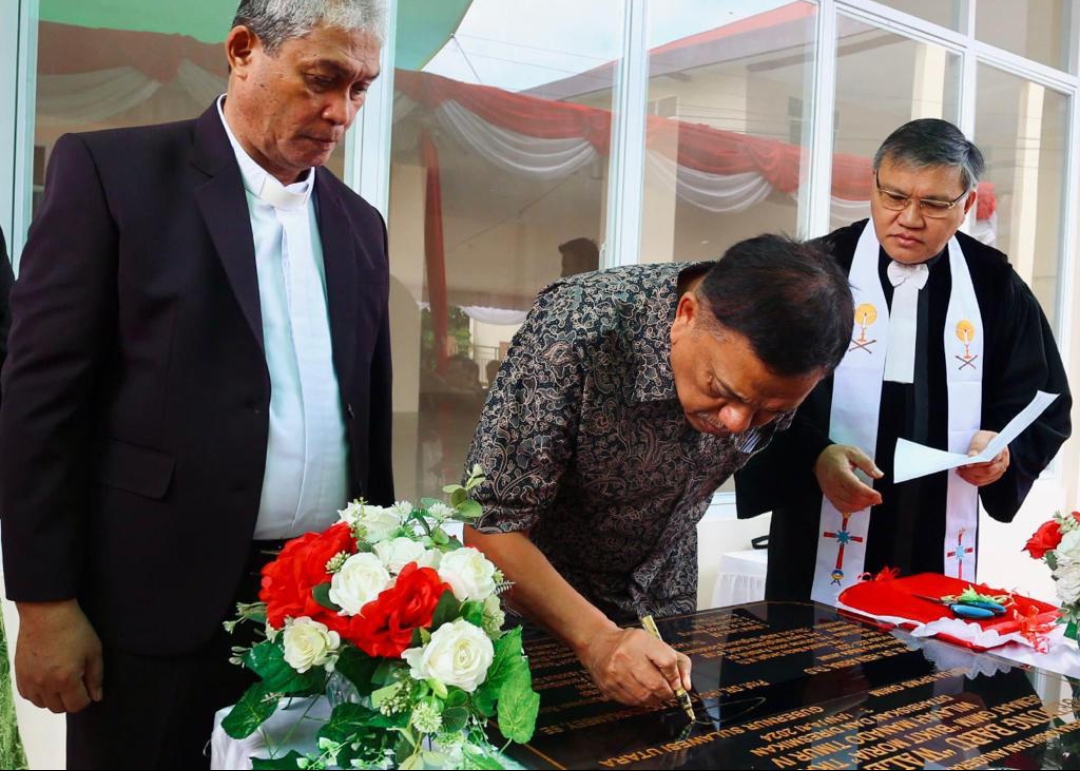Gubernur Sulut Olly Dondokambey saat meresmikan Pastori GMIM Bukit Moria Tikala Baru didampingi Ketua Sinode GMIN Pdt Hein Arina PHd dan Ketua Jemaat serta Ketua Wilayah Manado Timur IV