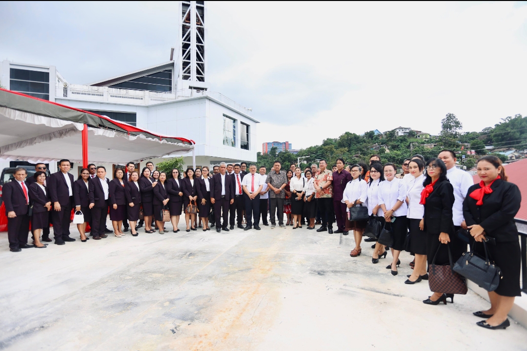 Para Pelsus  GMIM  Bukit Moria Tikala Baru foto bersama Gubernur dan Ketua Sinode GMIM