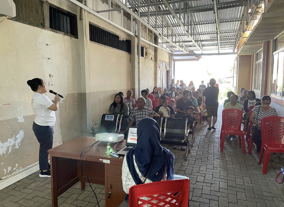 Tim PKRS bersama Instalasi Gizi Sentra Medika Hospital Minut memberikan edukasi kesehatan terkait gizi di Puskesmas Aetembaga, Kota Bitung, Jumat (26/1/2024).