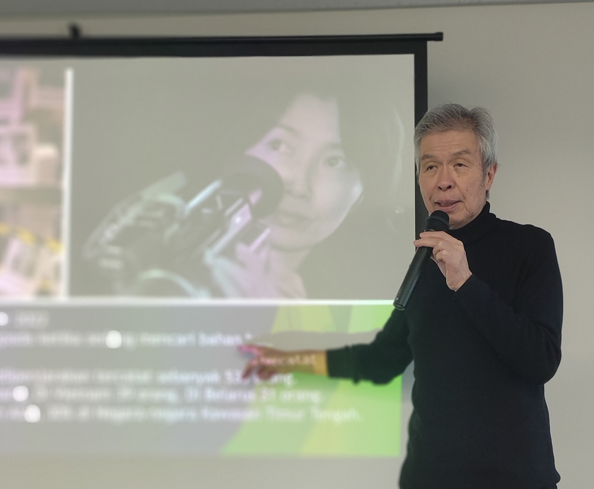 Direktur Utama Bee Media IIC Kurasawa Haruo saat memberikan materi mengenai ilmu jurnalis.