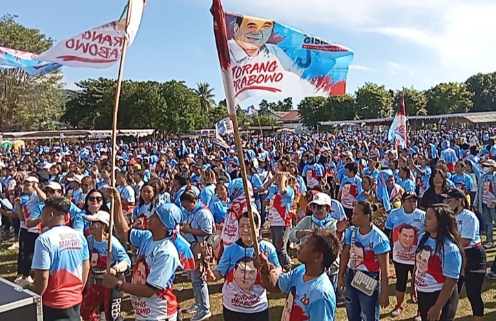 Kegiatan senam Gemoy di Lapangan Sari Cakalang Kota Bitung, yang dikuti simpatisan dan relawan Prabowo-Gibran, Jumat (26/1).