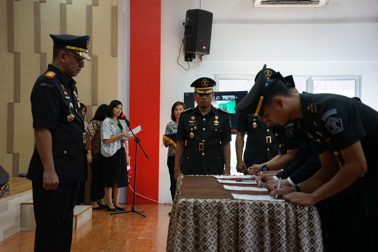 Pelantikan dan Pengambilan Sumpah/Janji dipimpin Kakanwil Ronald Lumbuun didampingi para Kepala Divisi dan Kepala UPT di Aula Mapalus Kanwil KemenkumHAM Sulut, Jumat (26/1) sore.