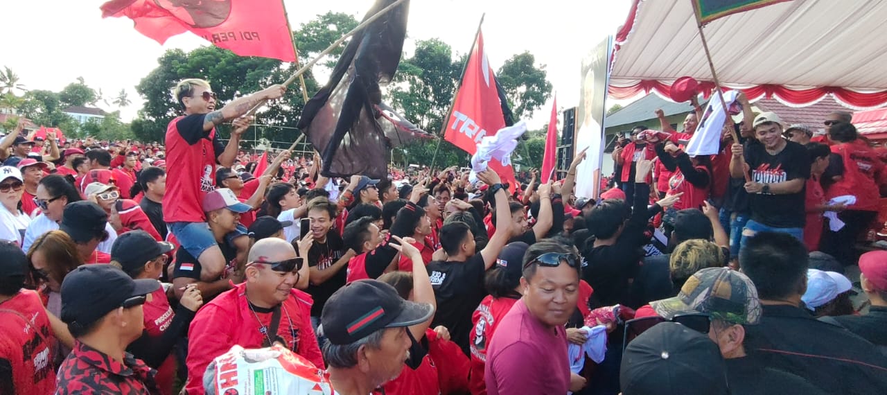 SOLID: Suasana pelaksanaan Kampanye PDIP di Kota Tomohon, Lapangan Kelurahan Wailan, Jumat (26/1). Dok istimewa