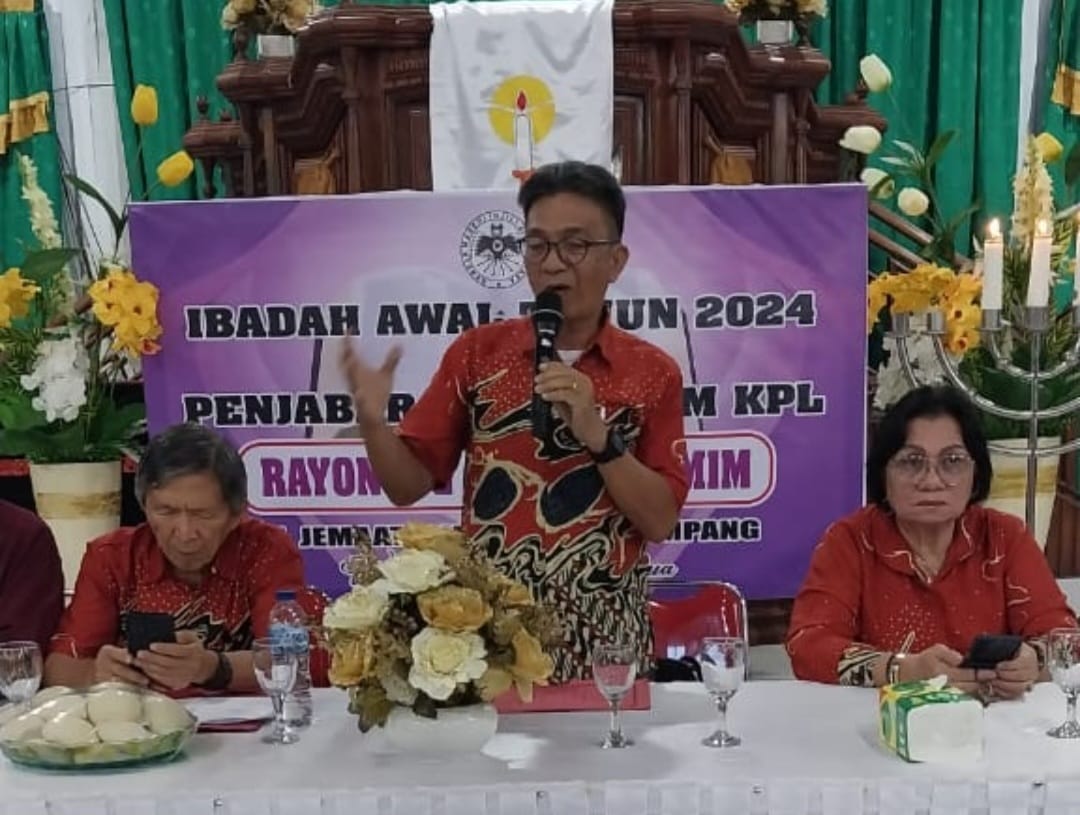 SUKACITA MELAYANI Ketua PKPL Sinode GMIM Dra Adriana Dondokambey MSi (kanan) melalui Sekretaris Drs Jan AR Tumilaar MSc MTeol (tengah) tuntas melaksanakan salah satu program kerja awal pelayanan 2024.