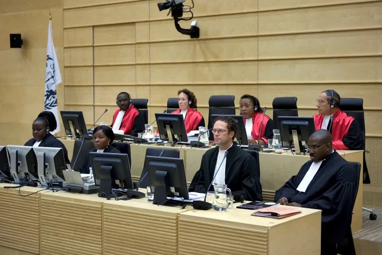 Ketua Hakim Julia Sebutinde &ndash; baris atas, kedua kanan &ndash; dan anggota Mahkamah Internasional (Robert Vos melalui Reuters)