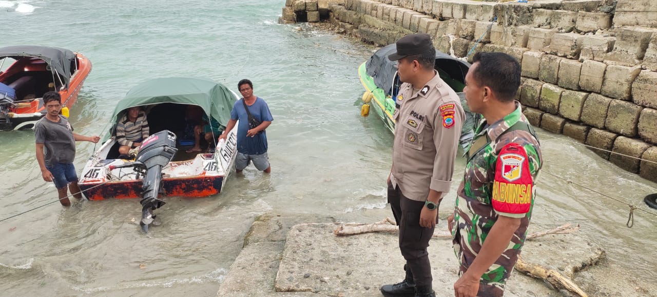 Korban saat akan dipulangkan ke keluarganya menggunakan spead boat dari pelabuhan depan kantor Camat Lirung. (Istimewa)