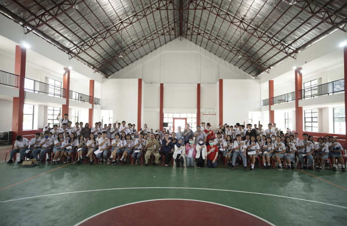PACU KESADARAN: Edukasi kesehatan digelar Tim PKRS bersama Instalasi Gizi Sentra Medika Hospital Minahasa Utara di SMA Negeri Guru Lombok, Senin (29/1/2024).