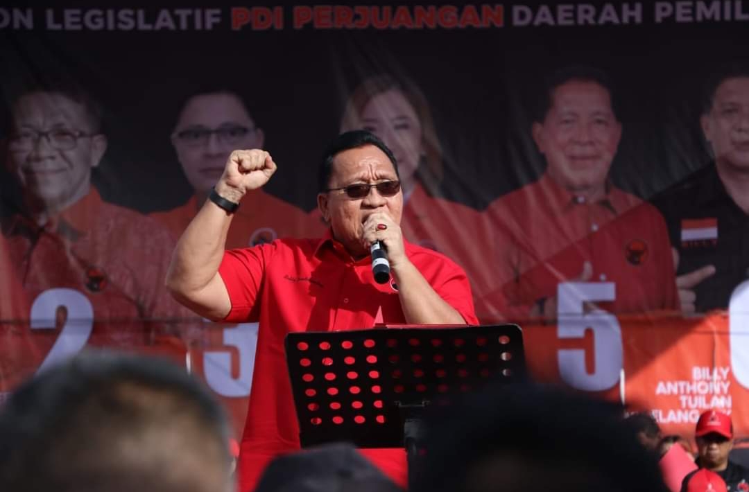 AJAK MENANGKAN: Ketua DPC PDI Perjuangan Minahasa Robby Dondokambey saat berorasi dalam kampanye, Senin (29/1/2024) di Lapangan belakang Kantor Bupati Minahasa.