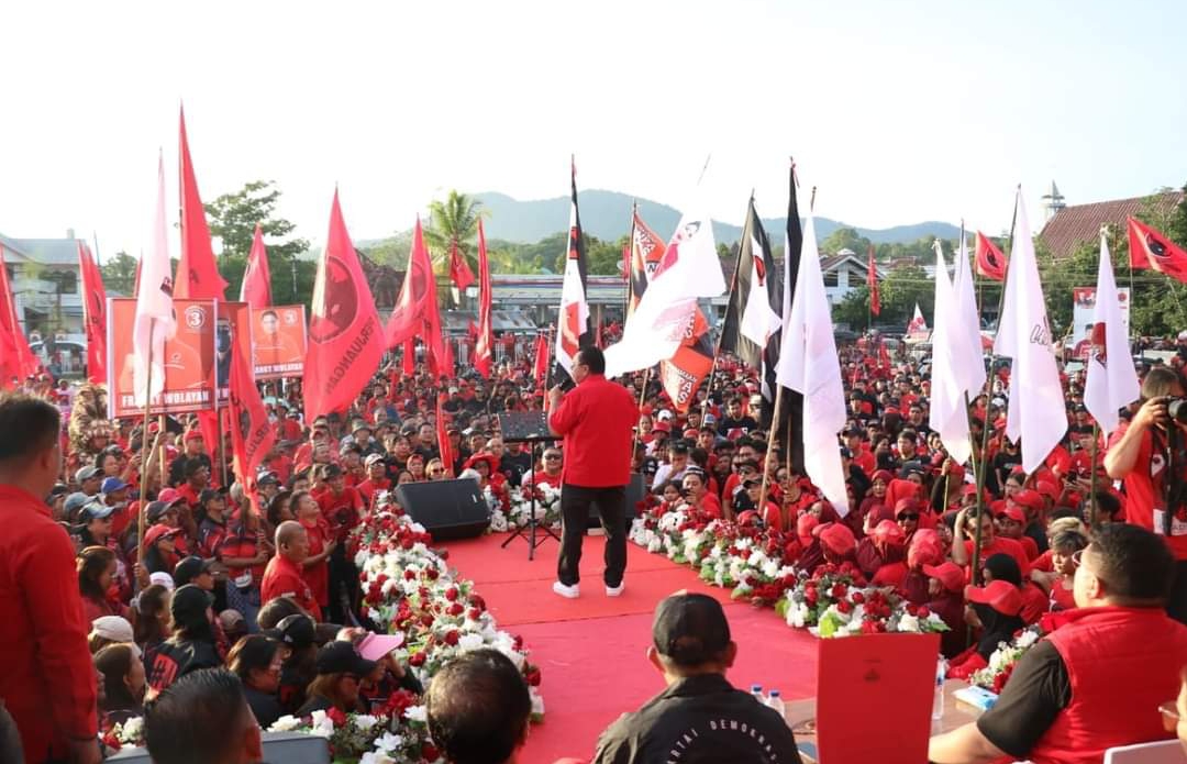 MEMBLUDAK: Nampak simpatisan PDI Perjuangan di Tondano membludak saat Robby Dondokambey berorasi.