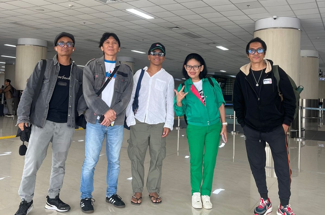 Personel Slank yang terdiri Ridho, Kaka, Bimbim, dan Ivanka  saat tiba di Bandara Sam Ratulangi Manado.