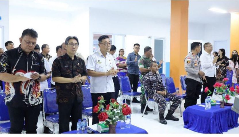 Pj Bupati Sitaro Joi E B Oroh didampingi Asisten Perekonomian dan Pembangunan Setda Sitaro Agus T Poputra ibadah syukur di Kantor UPP Kelas III Ulu Siau. (Istimewa)