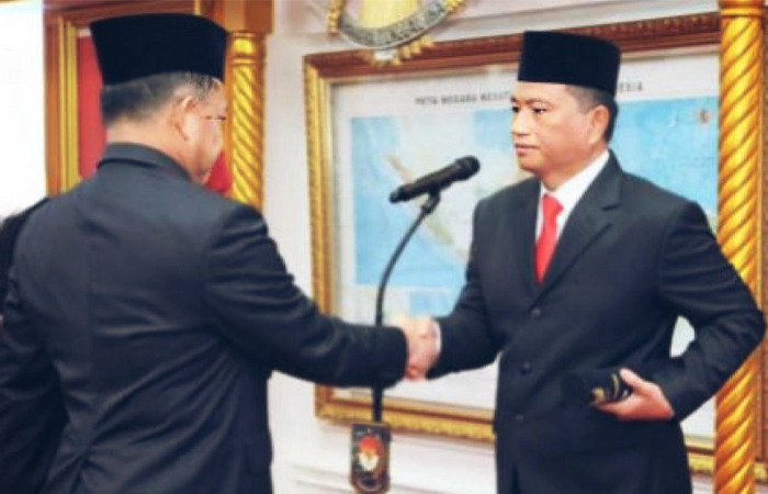 Mendagri Tito Karnavian saat melantik Kombes Pol Edfrie Richard Maith sebagai Asdep PKPD BNPP, Selasa (30/1).
