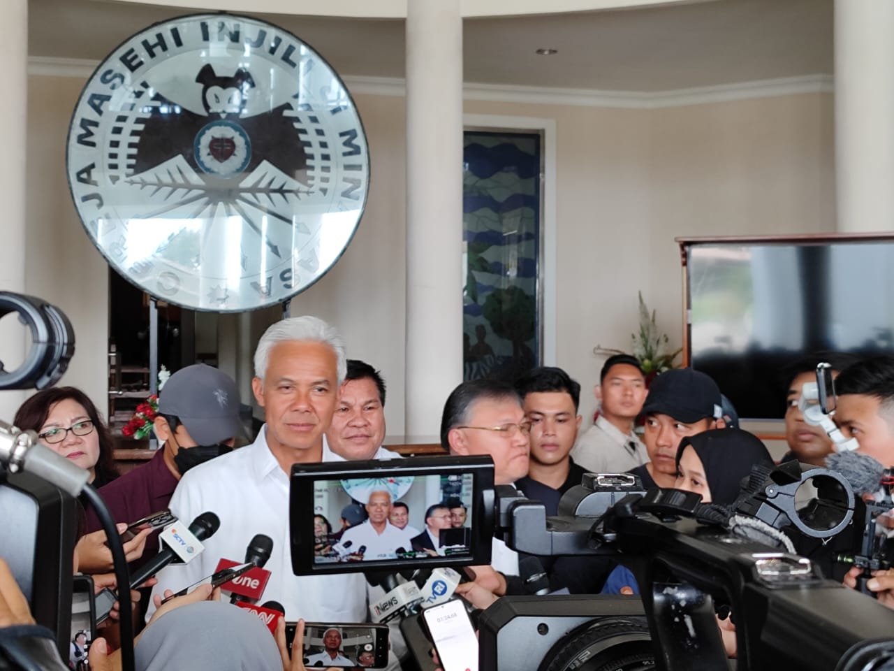 BERI KETERANGAN: Capres Ganjar Pranowo saat diwawancarai awak media kala menyambangi Kantor BPMS GMIM, Kamis (1/2/2024). Dok Jul/MP