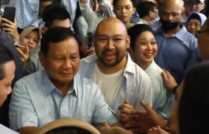Prabowo Subianto didampingi putranya, Didit Hediprasetyo bersama Titiek Soeharto Menghadiri Acara Reuni Akbar Rabu Biru Indonesia di Kemang Village, Jakarta (31/1).