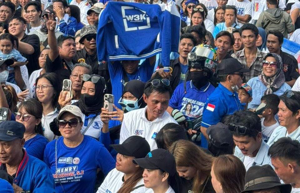 SUPPORT: Pendukung W3K yang datang meramaikan kampanye Prabowo Subianto di Lapangan KONI.