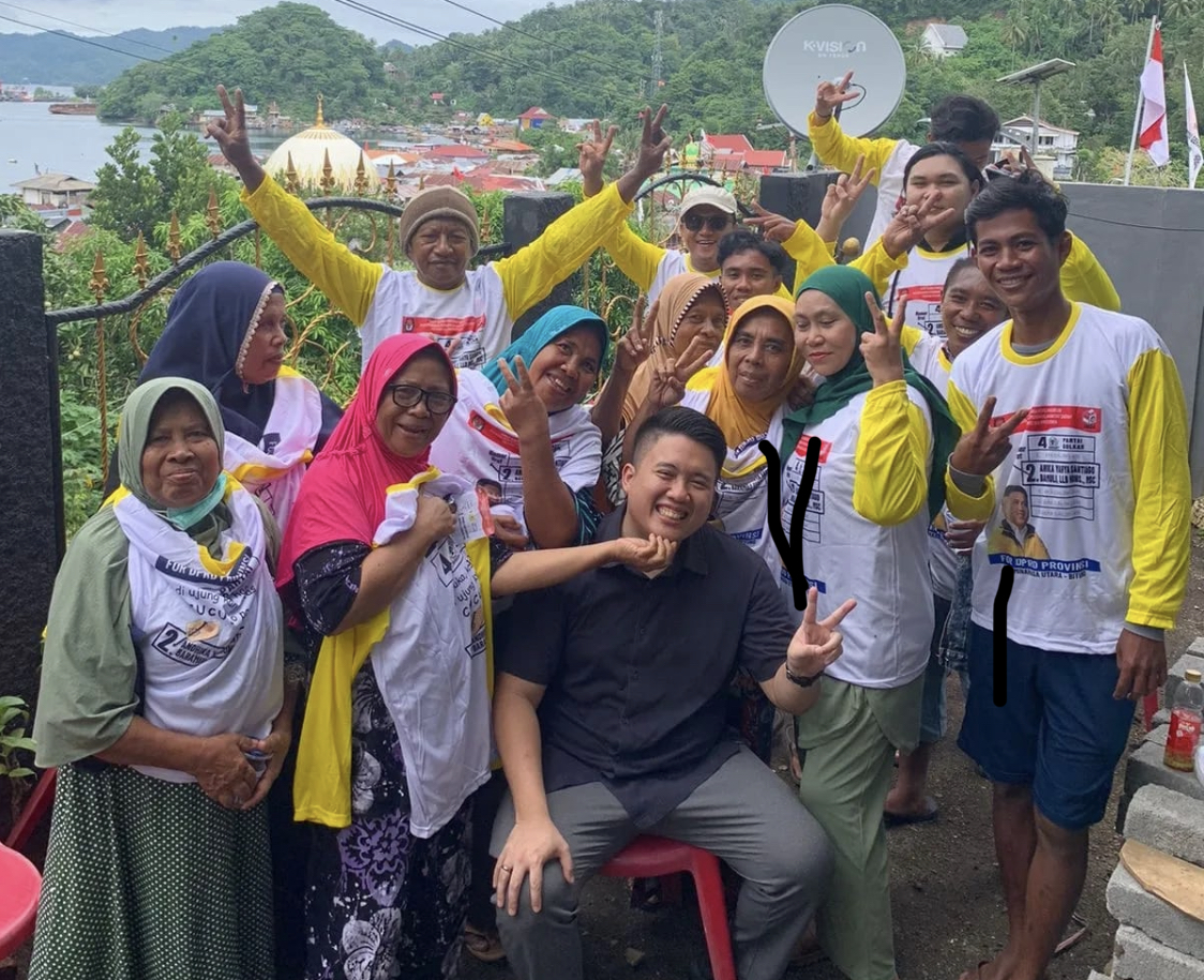 DENGAR ASPIRASI: Tokoh muda sekaligus elit Partai Golkar Sulut Andhika Baramuli berdiskusi dengan masyarakat di Dapil Minut-Bitung.