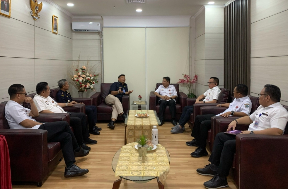 Dr Fransiskus Manumpil pimpin rapat