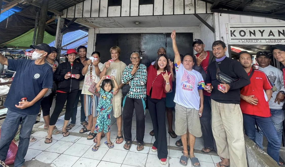 HANGAT: Kristi Karla Arina menyapa rakyat di berbagai titik di pusat kota Airmadidi.