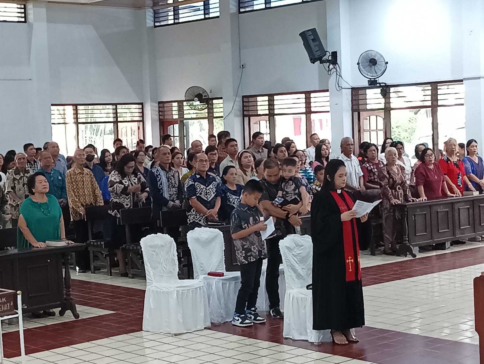 DITEGUHKAN: Suasana ibadah dan penerimaan Pdt Yenny Dewi Dheacmy S Teol di GMIM Imanuel Kamangta, Minggu (11/2/2024) kemarin.