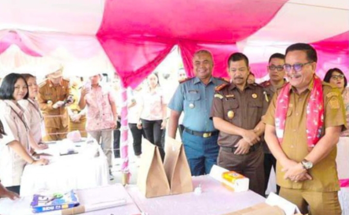 Wali Kota Bitung Maurits Mantiri bersama Forkopimda, saat memantau simulasi pemungutan suara di TPS, beberapa waktu lalu.