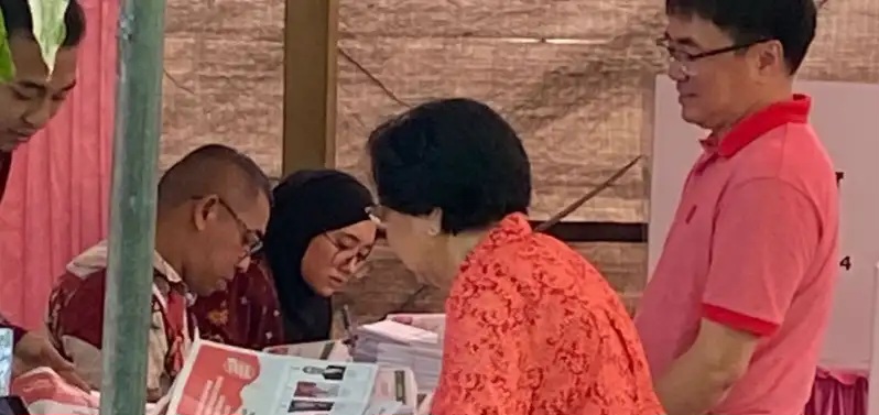 Andrei Angouw menyalurkan hak pilih di TPS 3 Kelurahan Lawangirung, Kecamatan Wanea, Kota Manado