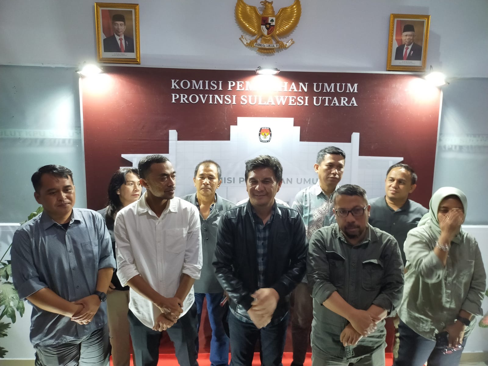 KPU Sulut bersama KPU Manado dan PPK Wenang-Wanea saat memberikan klarifikasi, Jumat (16/2).